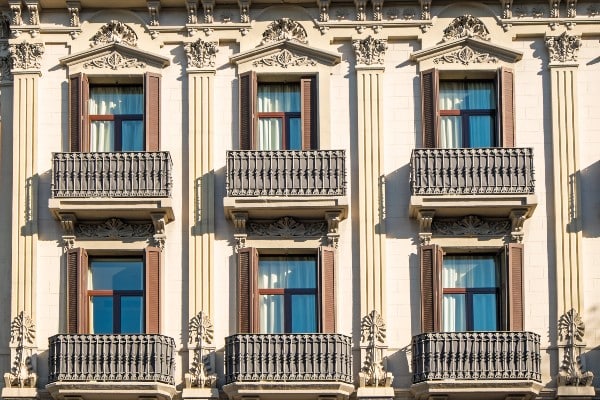 facade avec balcons a barcelone