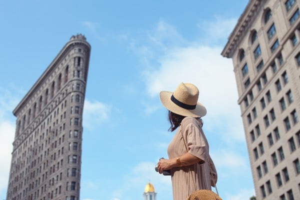 jeune fille au batiment flatiron